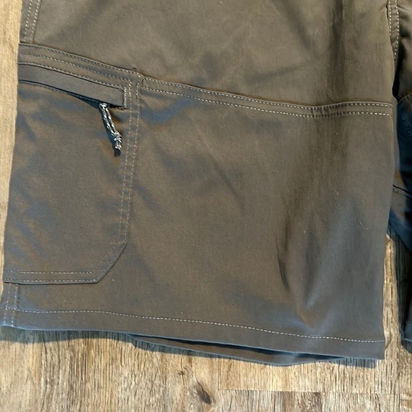 WRANGLER UTILITY HYBRID SHORTS  (SIZE 42) - Picture 3 of 9